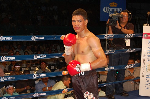 Сеха в зрелищной драке нокаутировал Руиса Хулио Сеха (30-1, 27 КО) завоевал титул "временного" чемпиона WBC во 2-м легчайшем весе.  