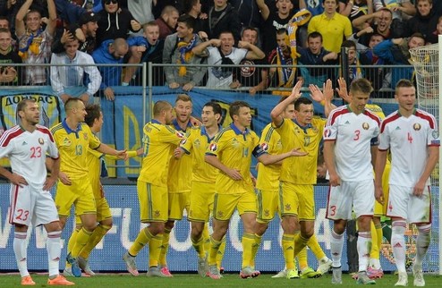 Украина уверенно бьет Беларусь Национальная сборная Украины добилась пятой победы в отборочном цикле Евро-2016. 