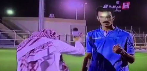Водяная бомба для спортивного журналиста не сбила с мысли тренера в Саудовской Аравии. ВИДЕО Забавный и довольно печальный инцидент произошел после одно...