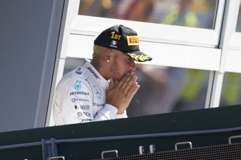 Формула-1. Хэмилтон проигнорировал минуту молчания случайно Пилот Мерседеса извинился и прокомментировал ситуацию, которая произошла перед стартом основ...
