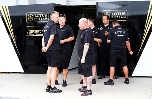 Формула-1. Персонал и гонщики Лотуса питаются в Renault Из-за проблем с финансированием оборудование команды Лотус прибыло в Сузуку с опозданием, а перс...