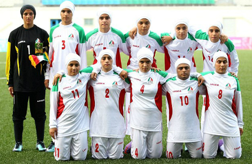 Азиатская изюминка: восемь мужчин выступали за женскую сборную Ирана В иранском футболе разгорелся очередной гендерный скандал.