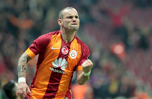 Снейдер продлил контракт с Галатасараем 31-летний хавбек Галатасарая Уэсли Снейдер решил остаться в турецком клубе и продлил контракт на три года.