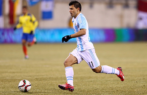 Агуэро пропустит ближайшие матчи Манчестер Сити Нападающий сборной Аргентины Серхио Агуэро получил травму в матче с Эквадором.