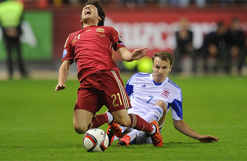 Силва не сыграет против сборной Украины Полузащитник сборной Испании Давид Сильва выбыл на месяц из-за травмы голеностопа.