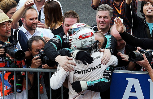 Формула-1. Мерседес одержал победу в Кубке конструкторов Мерседес второй год подряд одержал победу в командном зачете Формулы-1.