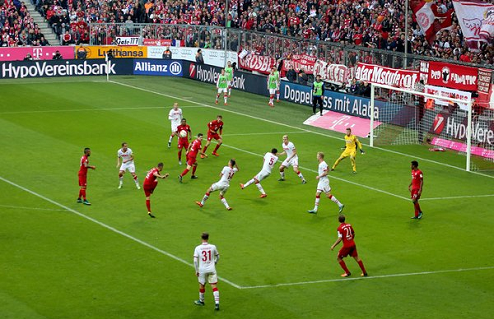 Бавария крупно обыгрывает Кёльн Бавария одержала 10-ю победу подряд на старте чемпионата.