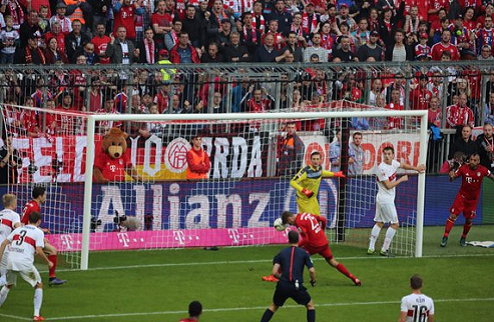 Бавария громит Штутгарт, поражения Вольфсбурга и Байера Состоялись матчи 13-го тура Бундеслиги.