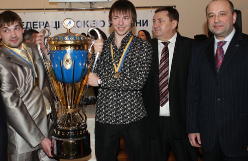 Донбасс сделал копию чемпионского кубка На реставрацию оригинала трофея ушло почти полгода.