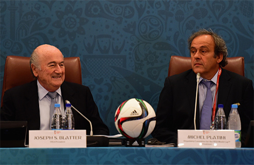 Блаттеру и Платини грозит отстранение на шесть лет Президенты крупнейших футбольных организаций ФИФА и УЕФА могут быть серьезно наказаны за коррупцию.