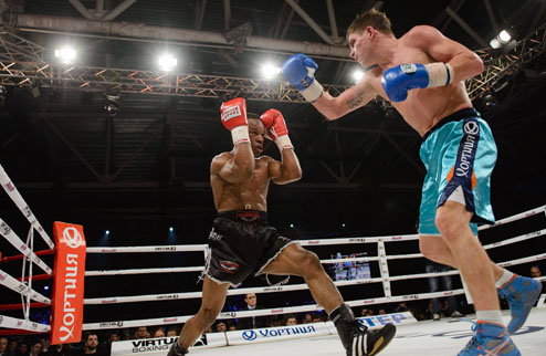Беринчик проведет следующий бой 12 декабря Украинский боксер Денис Беринчик (2-0, 2 КО) 12 декабря выйдет в ринг киевского Дворца спорта.
