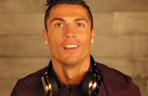 Криштиану Роналду сыграл на бокалах. ФОТО Нападающий Реала снялся в рождественском рекламном ролике.