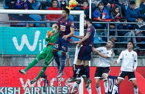 Эйбар и Валенсия расписали мировую Подопечные Гари Невилла ушли от поражения в матче 15-го тура чемпионата Испании.