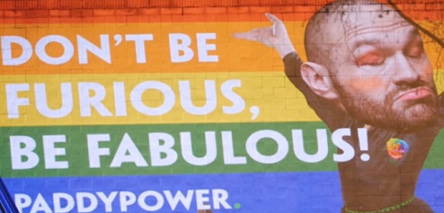 ЛГБТ активисты потребовали исключить Фьюри из номинатов премии Спортсмен года В Белфасте прошел пикет сексуальных меньшинств, которые потребовали BBC ис...