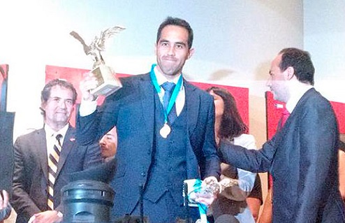 Браво — лучший футболист года в Чили Вратарь Барселоны Клаудио Браво признан лучшим игроком 2015 года в Чили.