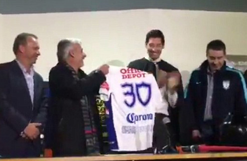 Мексиканская Пачука представила "Дарта Вейдера". ФОТО Мексиканский клуб решил оригинальным образом показать СМИ своего нового футболиста.