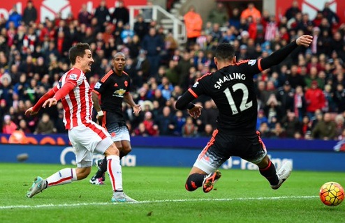 Сток Сити переиграл Манчестер Юнайтед Команда Луи Ван Гаала уступила на Британия Стэдиум в матче 18-го тура чемпионата Англии.