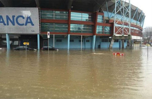 Стадион Сельты ушел под воду. ФОТО и ВИДЕО Один из матчей 19-го тура испанской Примеры оказался под угрозой срыва из-за погоды.