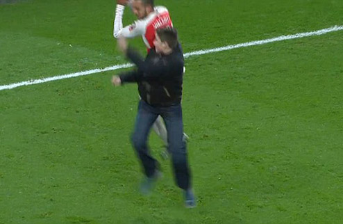 Тео Уолкотт в прыжке сбил с ног фаната. ФОТО, ВИДЕО Полузащитник Арсенала оригинально отпраздновал кубковую победу.