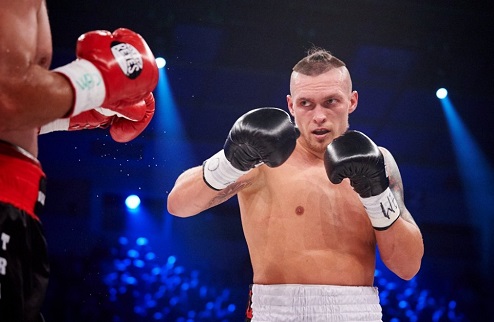 Гловацки отказал Усику в титульном бое Обладатель пояса WBO, официальным претенедентом на который Александр Усик  (9-0, 9 KO), поляк Кшиштоф Гловацки от...