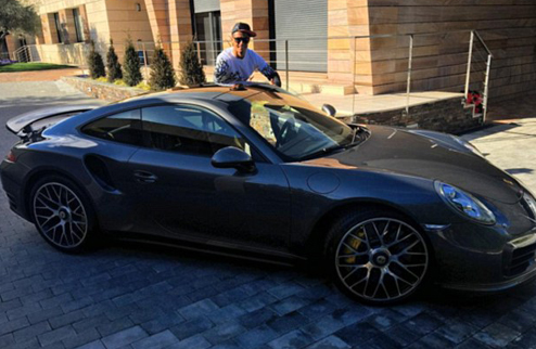 Криштиану Роналду вместо Золотого мяча порадовал себя новым Porsche. ФОТО Португалец подсластил горькую пилюлю автомобилем за 150 тысяч фунтов.
