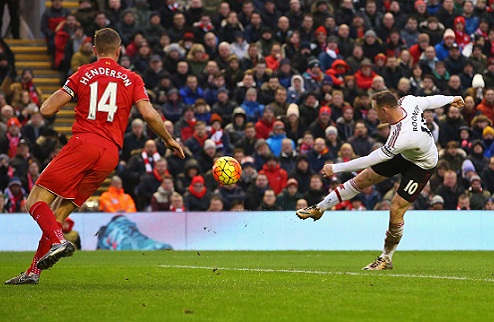Манчестер Юнайтед увозит три очка с Энфилда Закончился один из двух матчей игрового дня в английской Премьер-лиге.