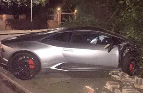 Нападающий Вест Хэма разбил Lamborghini за 200 тысяч фунтов. ФОТО Диафра Сако въехал на дорогущем авто в бетонное ограждение.