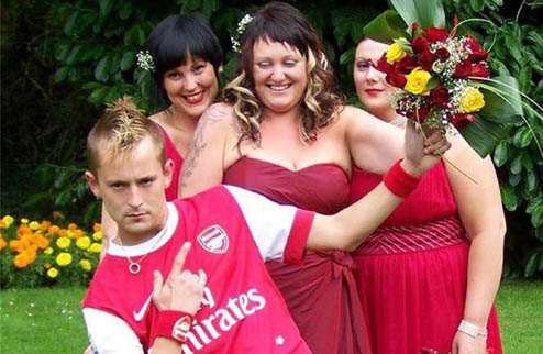 Фанат Арсенала женился в форме любимого клуба. ФОТО За разрешение пойти под венец в майке Канониров жених поблагодарил тестя.