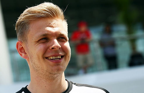 Формула-1. Магнуссен подписал контракт с Renault Бывший пилот McLaren Кевин Магнуссен будет защищать цвета Renault в предстоящем сезоне.
