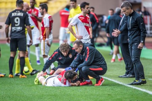 Коэнтрау сломал ногу в матче против Ниццы Защитник Монако Фабиу Коэнтрау получил страшную травму в рамках матча 25-го тура Лиги 1.
