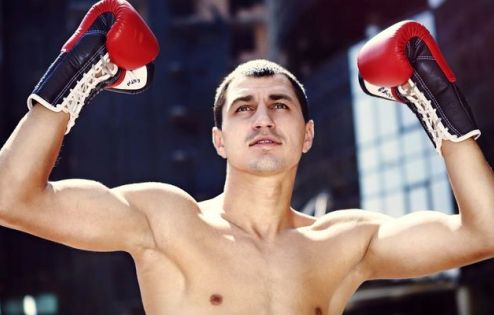 Промоутер: "В мае-июне у Постола будет серьезный бой" Киевский чемпион мира после завоевания пояса WBC осенью прошлого года еще не выходил на ринг.