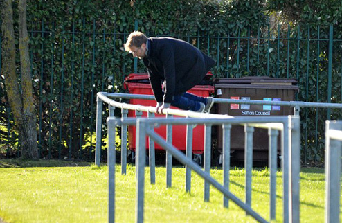 Юрген Клопп погулял возле Энфилда и попрыгал через забор. ФОТО Главный тренер Ливерпуля принял участие в съемках рекламного ролика.
