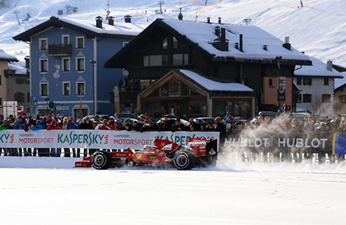 Формула-1. Феррари провела демонстрационные заезды в Альпах. ВИДЕО Экс-пилот Формулы-1 Джанкарло Физикелла проехался на болиде Феррари 2009 года на горн...