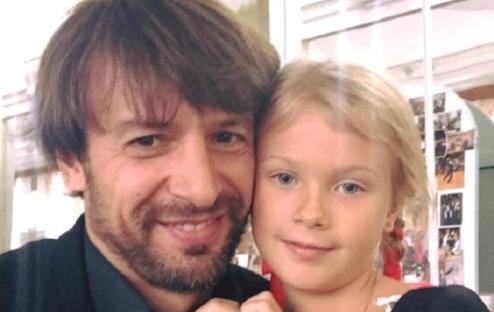 Шовковский разыскивает дочь Вратарь киевского Динамо Алесандр Шововский обратился в полицию с просьбой разыскать пропавшую дочь.