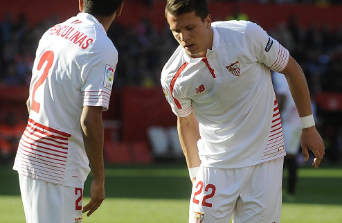 Коноплянка не сыграет в ближайших матчах сборной Украинский полузащитник Севильи пропустит две недели из-за травмы.
