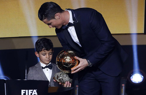 Роналду: "Очень хочу, чтобы сын стал топ-футболистом" Форвард Реала Криштиану Роанлду заявил, чтобы его сын также стал игроком наивысшего уровня.