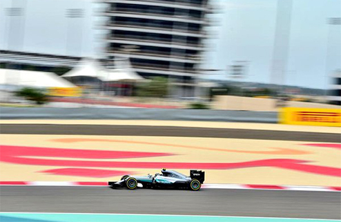Формула-1. Гран-При Бахрейна. Росберг показал лучшее время в первой тренировке Пилот Мерседес Нико Робсерг проехал круг на пять секунд быстрее, нежели К...