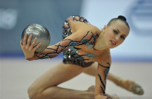 Художественная гимнастика. У Ризатдиновой два золота Украинская гимнастка Анна Ризатдинова завоевала две золотые медали на этапе Кубка мира в Италии.