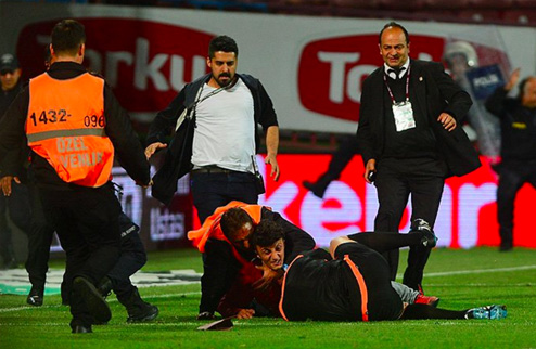 Фанат Трабзонспора избил судью. ВИДЕО На матче чемпионата Турции между Фенербахче и Трабзонспором произошел неприятный инцидент. 
