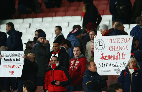 Болельщики Арсенала готовят протест против Венгера и руководства клуба Группа болельщиков лондонского Арсенала, включая движение Черный Шарф, планирует ...