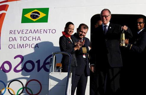 Олимпийский огонь прибыл в Бразилию. ВИДЕО Олимпийский огонь XXXI летних Игр, которые пройдут в этом году в Рио-де-Жанейро, прибыл в столицу Бразилии.