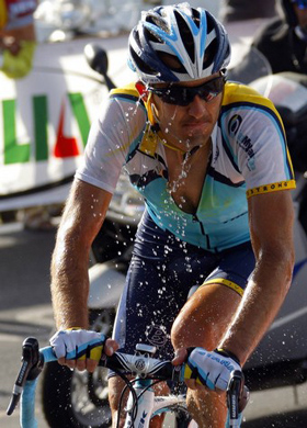 Ярослав Попович сменил команду Украинский велогонщик вновь стал одноклубником великого Лэнса Армстронга. 