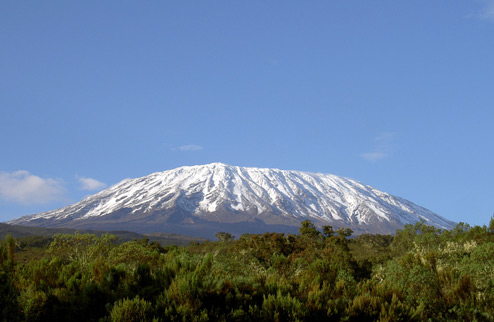 Установлен рекорд скорости подъема на Килиманджаро Скайраннер из Казахстана Андрей Пучинин поднялся на вершину Африки Килиманджаро за 5 часов 24 минуты ...