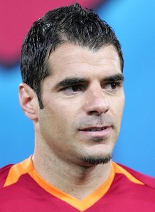 Рома продлевает игроков Римский клуб перезаключил соглашения с двумя полузащитниками – Симоне Перроттой и Клаудио Писарро. 
