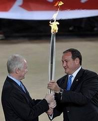 Олимпийский огонь уже в Канаде Сегодня факел с огнем Олимпиады удачно совершил путешествие из Греции в Канаду.