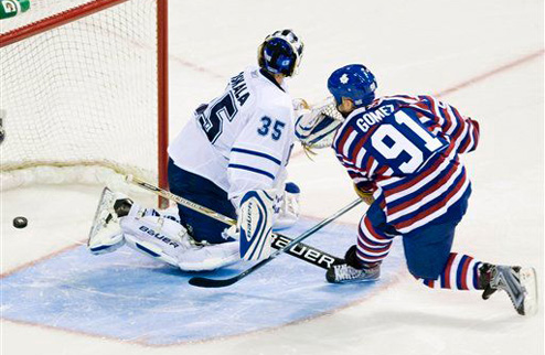 Поникаровский забивает, Торонто снова уступает Ночью состоялось довольно много матчей НХЛ.