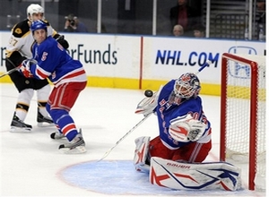 Лундквист признан первой звездой дня НХЛ Голкипер Рейнджерс отстоял на ноль в матче с Бостоном