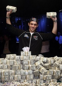 21-летний студент выиграл в покер $8,5 миллионов  Джо Када стал самым молодым победителем Мировой серии покера.