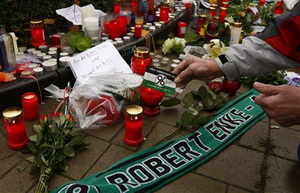 Найдена предсмертная записка Энке Полиция обнаружила предсмертную записку голкипера сборной Германии Роберта Энке, который накануне покончил жизнь самоу...
