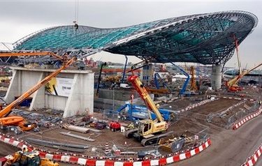 Над олимпийским бассейном в Лондоне появилась крыша Организаторы Игр обещают сдать объект к лету 2011 года. 